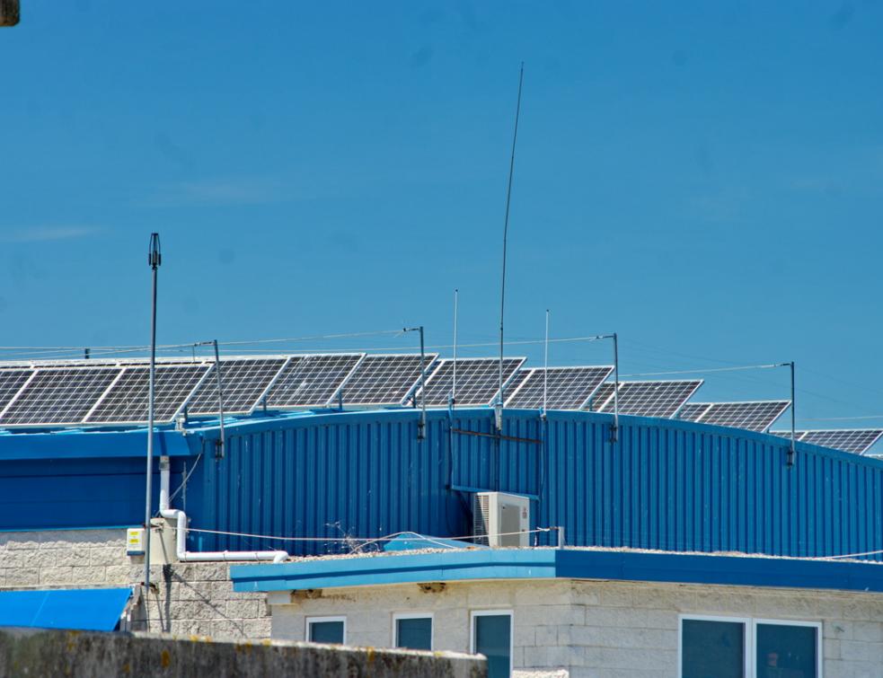 Toiture d'un marché couvert avec des panneaux photovoltaïques. © PP