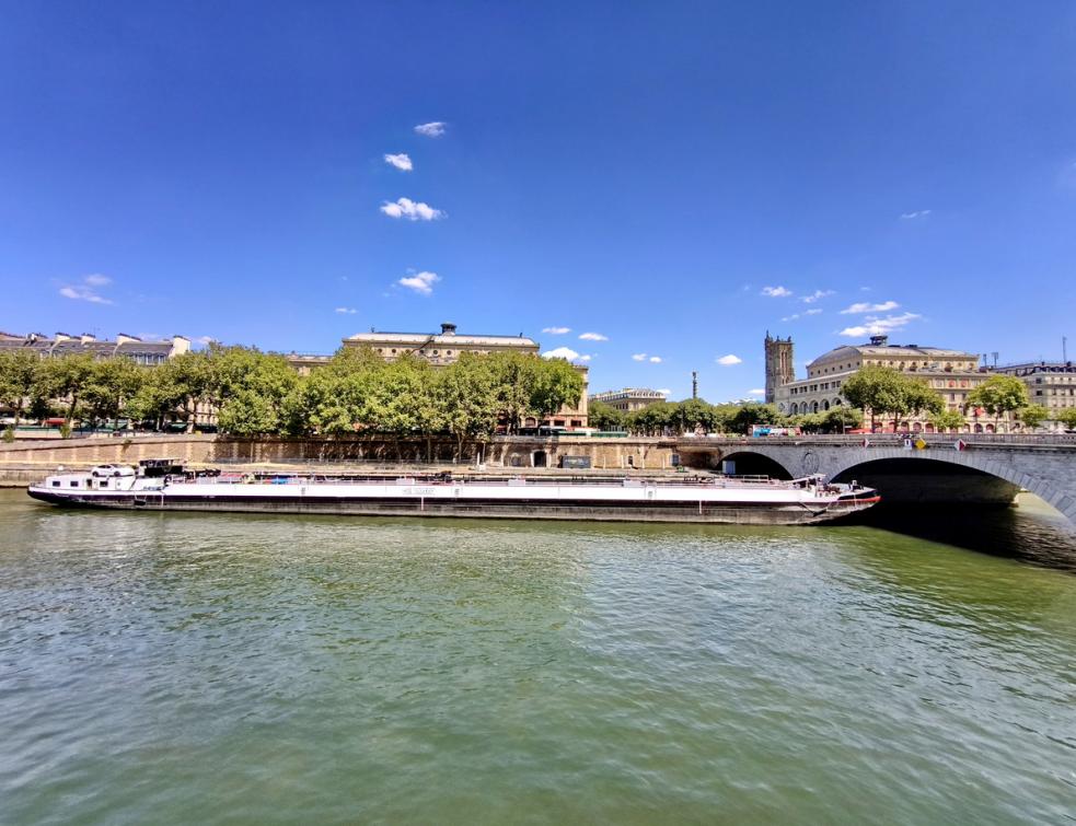 Une péniche passe sous un pont à Paris. © PP