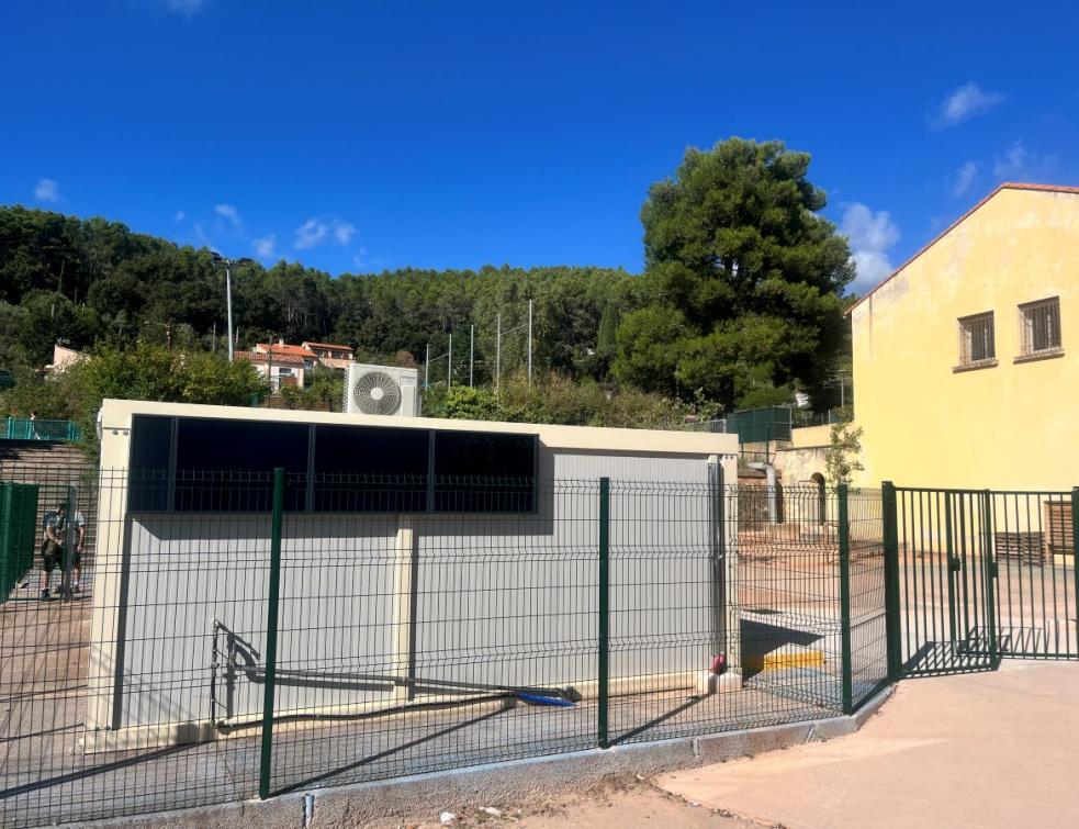 Une école élémentaire installe un chauffage aérothermique solaire SunAéro. ©