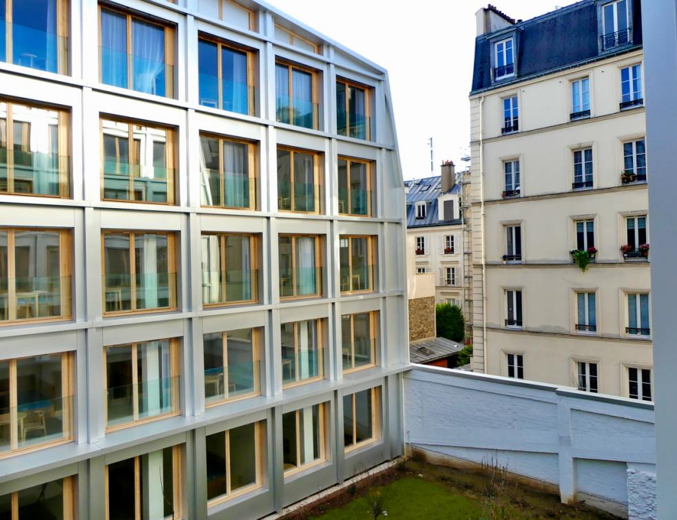 La façade sur jardin de l’un des deux bâtiments créés en remplacement du parking. ©
