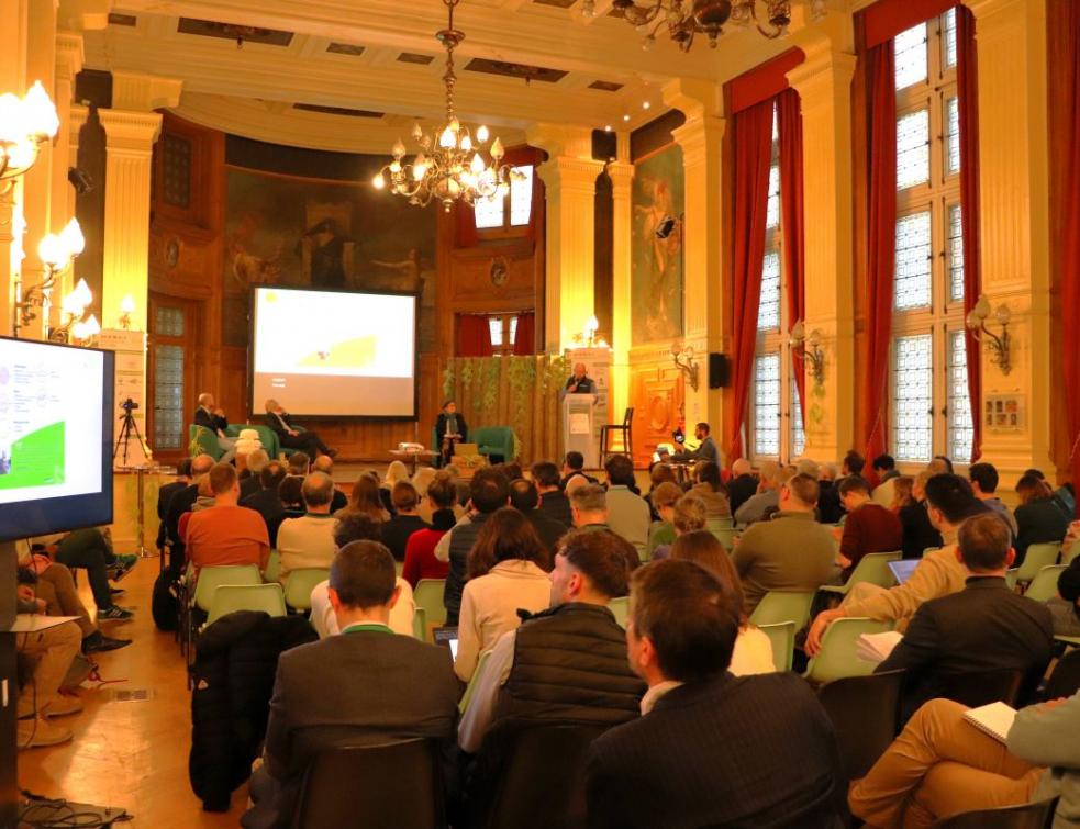 La communauté “Tous chanvre” : agriculteurs, industriels, institutionnels, chercheurs, formateurs, porteurs de projets, financeurs et poseurs. © EJH