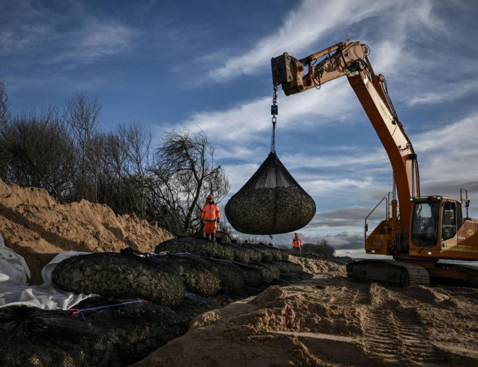 Aquaterra Solutions déploie ses rock bags pour lutter contre l’érosion sur l’île d’Oléron. © AFP / Philippe Lopez