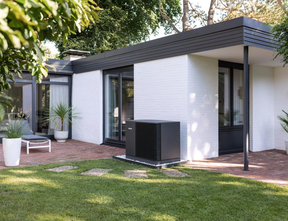 Pompe à chaleur monobloc extérieure Stiebel Eltron devant la façade d'une maison individuelle