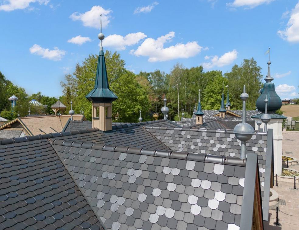 Tuiles plates ERLUS : l’atout discret des toitures durables. © ERLUS