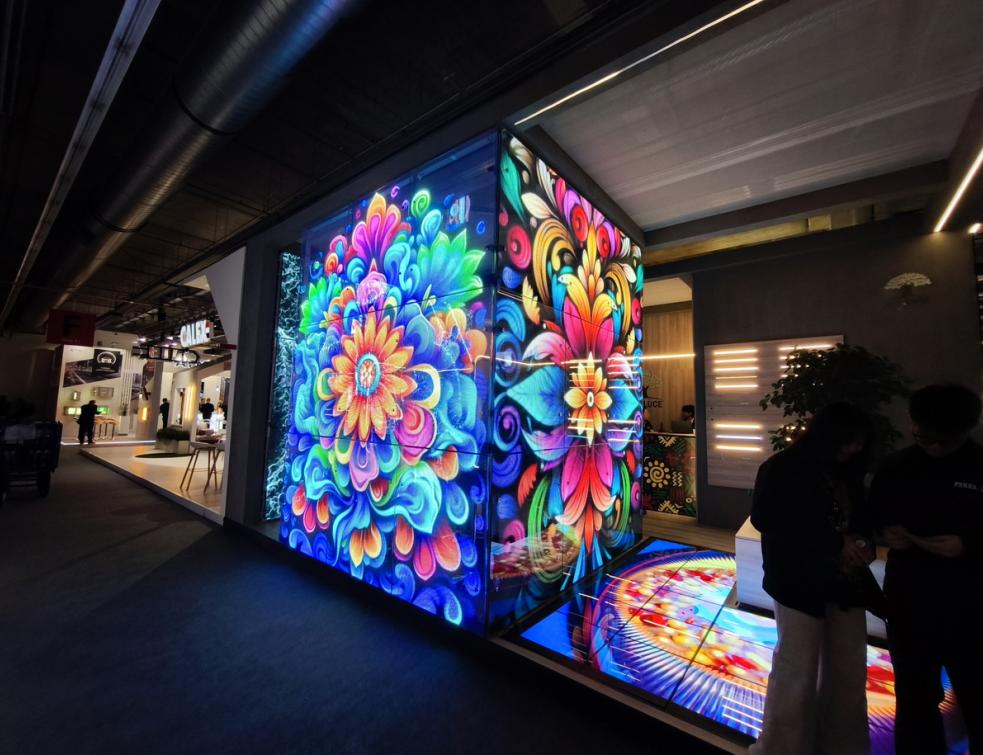 Les LEDs utilisées en décoration et animation de parois vitrées au salon Light + Building 2026 à Francfort. © PP