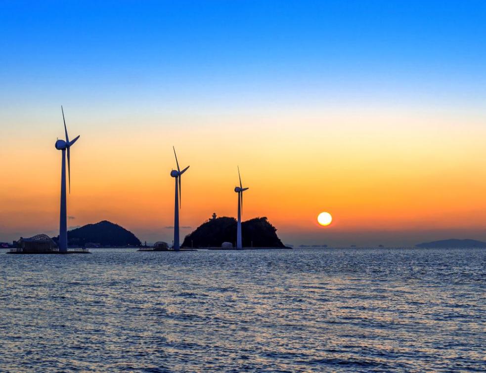 Relance éolien et solaire : la France accélère sa transition énergétique. © Freepik