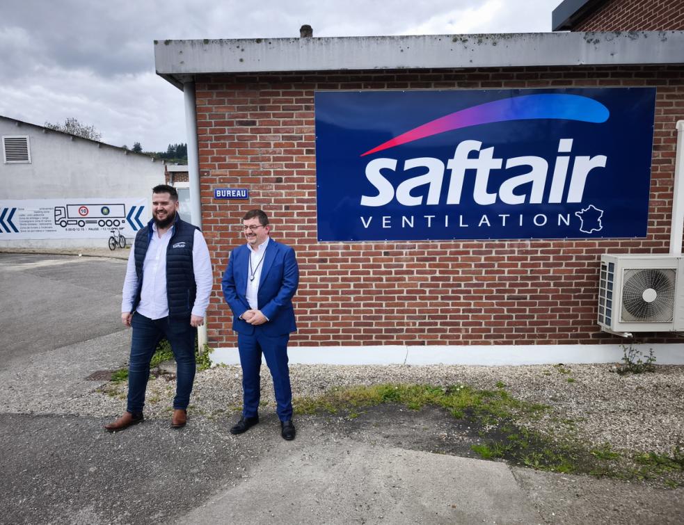 Florent Nothias à gauche, responsable technique et qualité, Ludovic Dournel, directeur commercial, devant l'entrée de l'usine Saftair