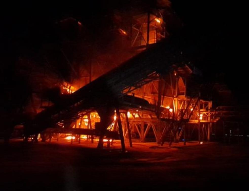 Le site d'extraction de granulats Denjean, détruit par le feu. © Philippe Calleja