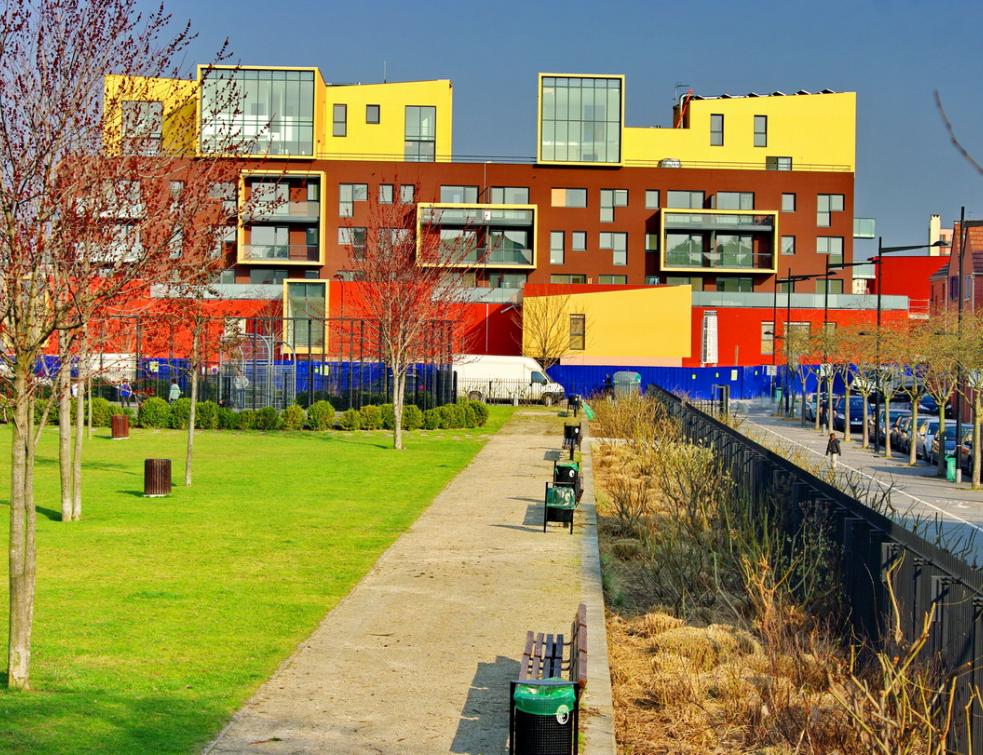 Un immeuble de logements neufs au bord du Canal Saint-Denis à Saint-Denis