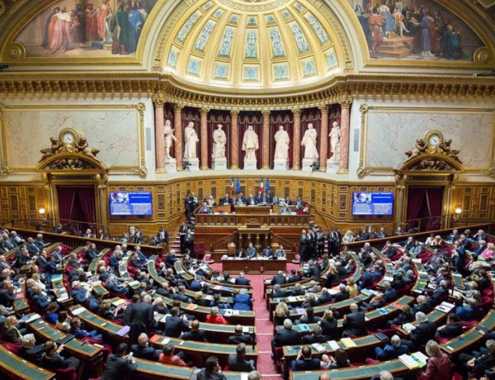 Agences de l’État : le Sénat veut tailler dans le millefeuille. © Freepik