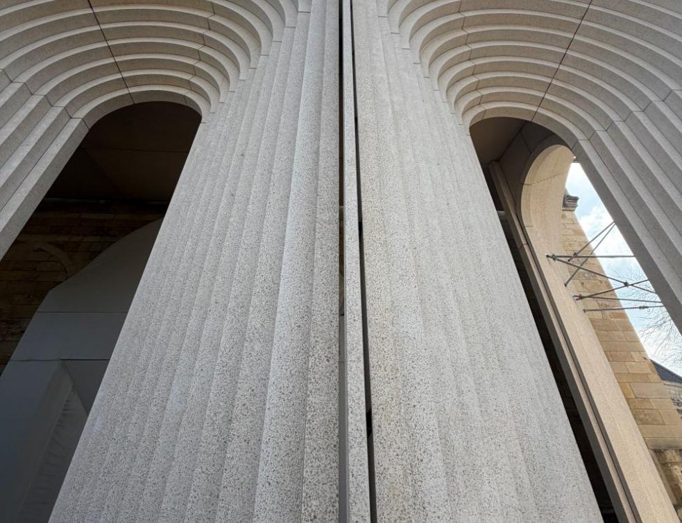 Béton blanc de Lafarge et BFUP Ductal pour la cathedrale d'Angers. © Jousselin