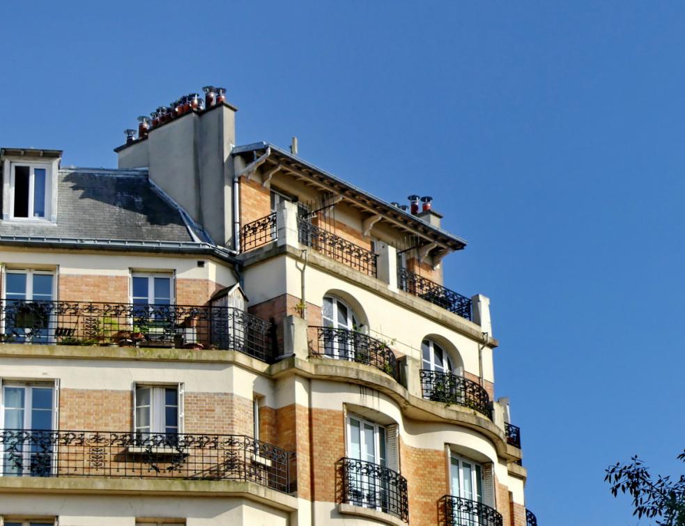 Les étages supérieur d'un bâtiment ancien de logements collectifs en briques rouges. © PP
