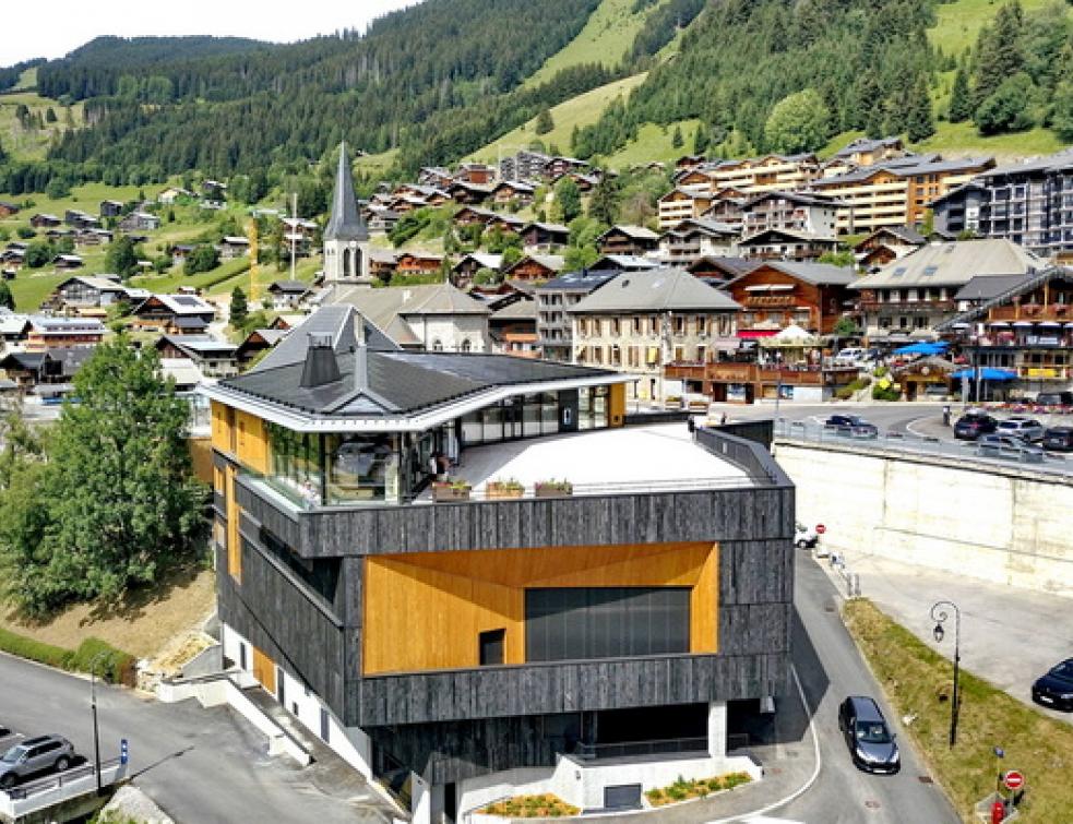 Le nouveau centre culturel et touristique de Châtel (74) couvert d'une toiture solaire photovoltaïque en tuiles SunStyle