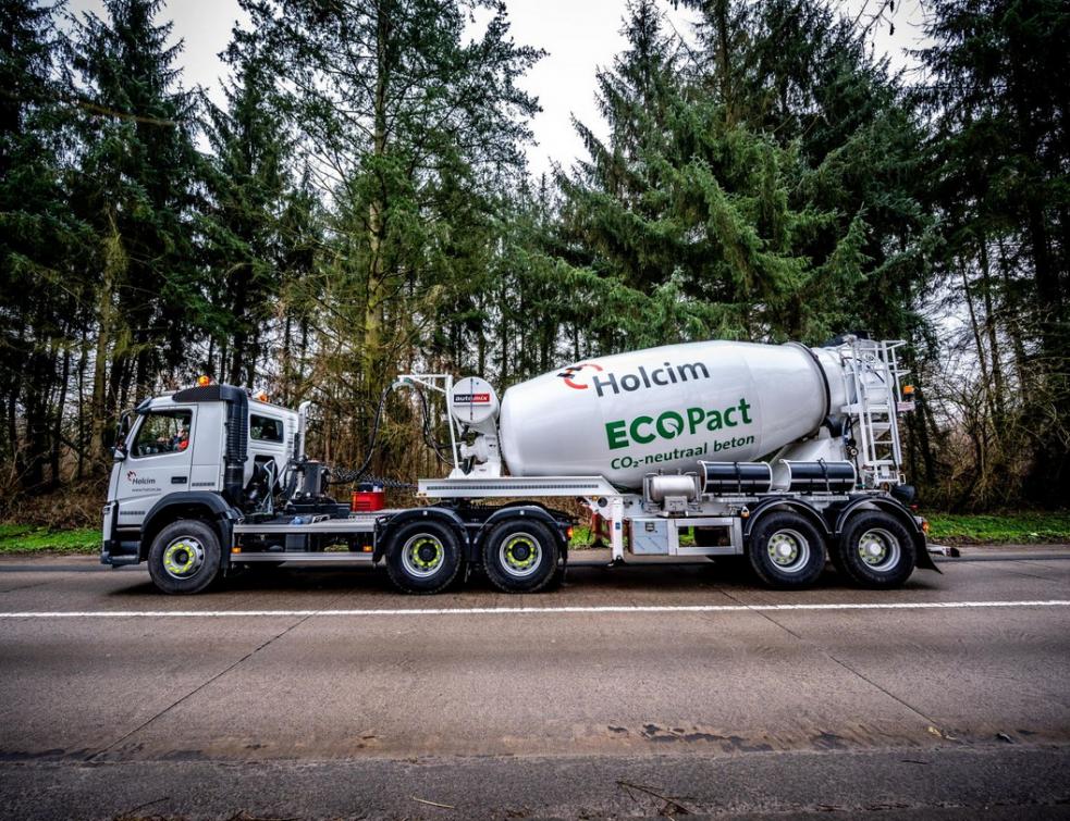 Une bétonnière Holcim transportant du béton ECOPact neutre en carbone. © Holcim