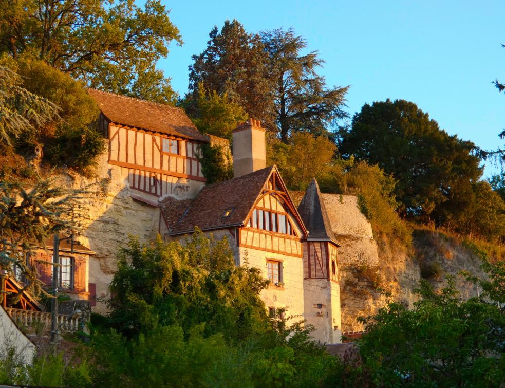 Une maison ancienne à pans de bois à Amboise à flanc de falaise. © PP