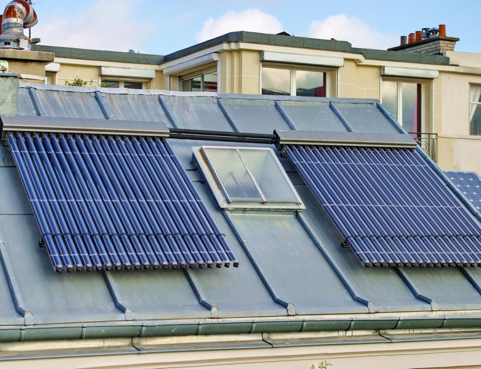 Des panneaux solaires thermiques sous vide installés en toiture. © PP