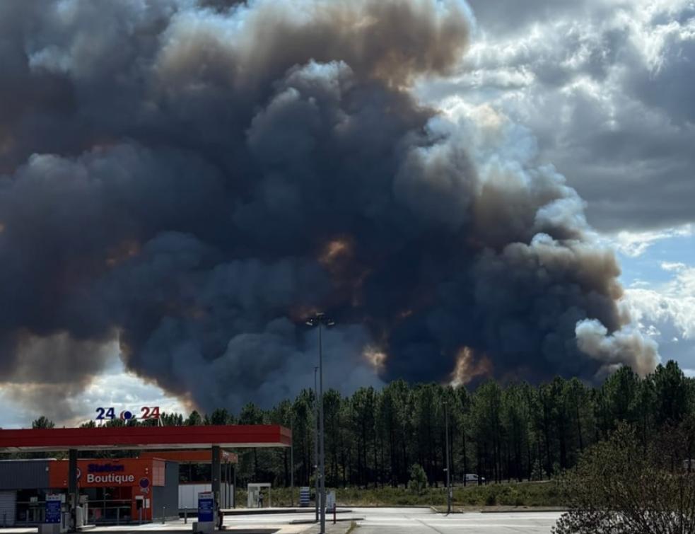Landes : un incendie parti d’un parc photovoltaïque ravage 190 ha. © feuxdeforêts.fr