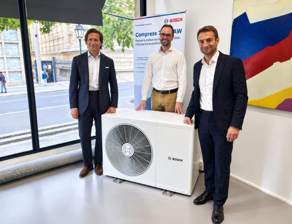 Les trois dirigeants de Bosch Home Comfort autour de la nouvelle pompe à chaleur air/eau au R290