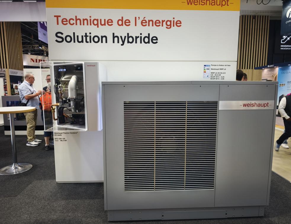 Une pompe à chaleur air/eau dans une solution hybride sur le stand Weishaupt